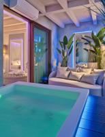 サン・ドナ・ディ・ピアーヴェにあるHotel Locanda Al Piave ***Sのベッドとバスタブ付きの客室内のプールを利用できます。