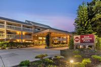 un hotel con una mejor señal de Western Plus delante de él en Best Western Plus Monterey Inn, en Monterey