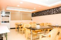 een eetkamer met tafels en stoelen bij Viswa Service Apartment in Madurai