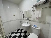 a bathroom with a toilet and a sink at 萩閣民宿Sara&#39;s House走路可到夜市近市區好停車 in Hualien City
