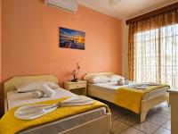 Posteľ alebo postele v izbe v ubytovaní Chariclia Hotel