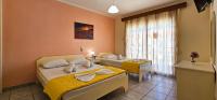Posteľ alebo postele v izbe v ubytovaní Chariclia Hotel