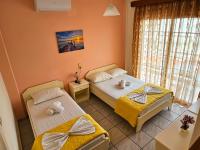 Posteľ alebo postele v izbe v ubytovaní Chariclia Hotel