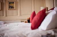 Ein Bett oder Betten in einem Zimmer der Unterkunft Plas Nanteos Mansion