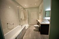 Ein Badezimmer in der Unterkunft Plas Nanteos Mansion