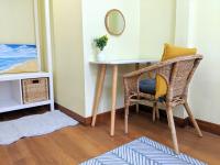 Půdorys ubytování Entire 2-storey house, 2 br, 2 toilet and shower, 2 car parks, only 400 m from MRT Huai Kwang