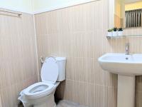 Půdorys ubytování Entire 2-storey house, 2 br, 2 toilet and shower, 2 car parks, only 400 m from MRT Huai Kwang