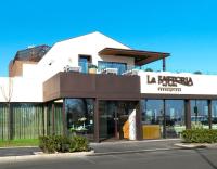 een groot wit gebouw met een bord erop bij Hotel Marzia con Piscina in Riccione