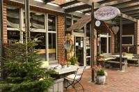 een winkel met een kerstboom buiten bij Ferienwohnung Am Mühlenbach in Bienenbüttel