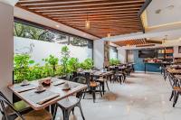 Un comedor vacío con mesas y sillas. en Hotel Flamencos Centro Histórico, en Ciudad de México