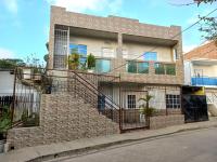 Un edificio de ladrillo con escaleras en el frente. en APARTAMENTOS LIZ MARIA, en Coveñas