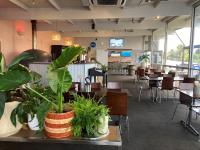 En restaurant eller et andet spisested på Bridport Bay Inn