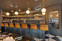 eine Bar mit einer Reihe von Stühlen in einem Restaurant in der Unterkunft Greenbriar Inn in Coeur d'Alene