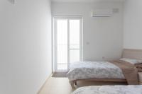 Un pat sau paturi &icirc;ntr-o camer&#x103; la Full Air-conditioned, 2 Bedroom Apt.
