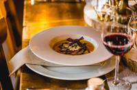 Sankt MartinにあるAlphotel & Bergrestaurant Sankt Martinのワインと一緒にテーブルの上に盛り付け