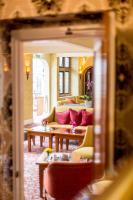 uma sala de estar com sofás e mesas num quarto em Cricklade House Hotel, Sure Hotel Collection by Best Western em Cricklade