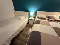 Łóżko lub łóżka w pokoju w obiekcie Cosy Duplex avec Parking à Paris 19 by immo kit bnb