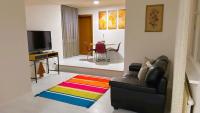 Una sala de estar con un sofá y un televisor. en Grandhouse center of Switzerland, en Olten