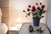 a vase of roses on a table next to a lamp at Appartement Mountainrelax Gastein in Dorfgastein