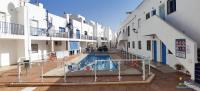 Bazén v ubytovaní El Velero a 300m de la playa Piscina Parking y wifi alebo v jeho blízkosti