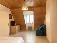 a room with a bed and a couch and a window at LE COQ - Maison 10 personnes - Locmariaquer in Locmariaquer