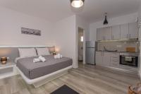Kuchyňa alebo kuchynka v ubytovaní Oniropetra Apartments Mykonos