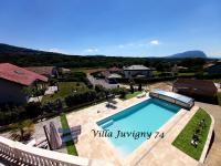 En udsigt til poolen hos Villa 5*, 15 personnes, Piscine &agrave; 20 min de Gen&egrave;ve eller i n&aelig;rheden
