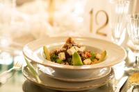 een kom eten op een tafel met een bord eten bij Pensiunea Mira in Bîrlad