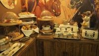 Un buffet de comida encima de una mesa en The Little Britain Inn Themed Hotel One of a Kind In Europe, en Vettelschoß