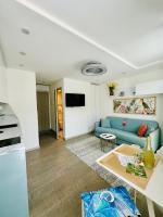 Telewizja i/lub zestaw kina domowego w obiekcie AMBER APARTMENTS - FRESH STUDIO