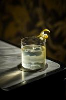 um copo de água com um limão sobre uma mesa em The Evelyn NoMad em Nova Iorque