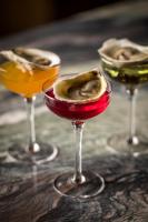 um grupo de três copos de vinho sentados numa mesa em The Evelyn NoMad em Nova Iorque