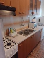Kuchyňa alebo kuchynka v ubytovaní Apartments by the sea Pag - 6383