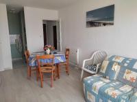 Televízia a/alebo spoločenská miestnosť v ubytovaní Appartement en front de mer avec garage, WIFI et grand balcon - Saint-Hilaire-de-Riez - FR-1-652-31