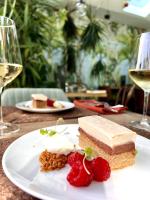 索尔科姆Brightham House - Exclusively for Adults的一块白板上的蛋糕和草莓