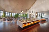 Una gran sala con mesas y sillas en un edificio. en Ananti at Namhae, en Namhae