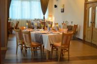 Хотел Дикас في سموليان: غرفة طعام مع طاولة طويلة وكراسي