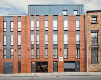 una vista exterior de un edificio de ladrillo en EPIC Apartments Tunnage Square, en Liverpool