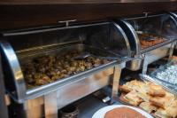 un camión de comida con un montón de comida en Hotel NOBEL Ulcinj, en Ulcinj