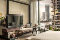 TV a/nebo společenská místnost v ubytování Four Seasons Hotel Bangkok at Chao Phraya River