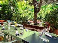 un grupo de mesas con vasos y servilletas en Hotel Saint Louis - Au Coeur des Remparts, en Aigues-Mortes