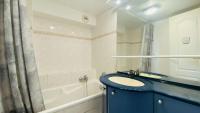a bathroom with a blue sink and a bath tub at Appartement dans résidence avec piscine proche plage et commerces in La Couarde-sur-Mer