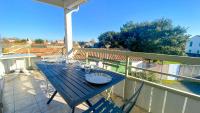 a blue table with a plate on a balcony at Appartement dans résidence avec piscine proche plage et commerces in La Couarde-sur-Mer