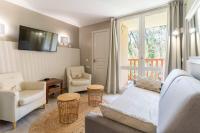 Część wypoczynkowa w obiekcie Beautiful flat with swimming pool tennis court and free parking 117