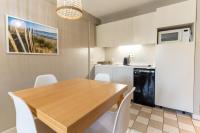 Kuchnia lub aneks kuchenny w obiekcie Beautiful flat with swimming pool tennis court and free parking 117