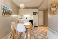 Kuchnia lub aneks kuchenny w obiekcie Beautiful flat with swimming pool tennis court and free parking 117