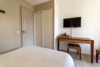 Telewizja i/lub zestaw kina domowego w obiekcie Beautiful flat with swimming pool tennis court and free parking 117