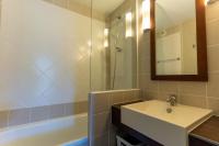 Łazienka w obiekcie Beautiful flat with swimming pool tennis court and free parking 117