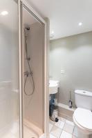 Łazienka w obiekcie Beautiful flat with swimming pool tennis court and free parking 117