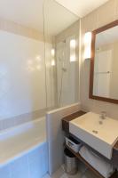 Łazienka w obiekcie Beautiful flat with swimming pool tennis court and free parking 117